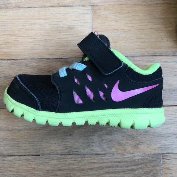 Toddler Black Velcro  Nike’s - Picture 2 of 6